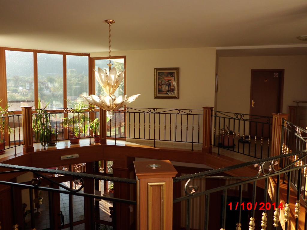Семеен Хотел Кристал Smolyan Exterior photo