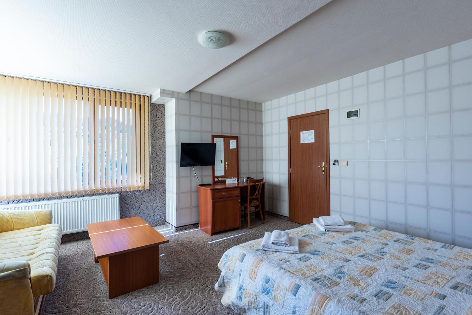Семеен Хотел Кристал Smolyan Exterior photo